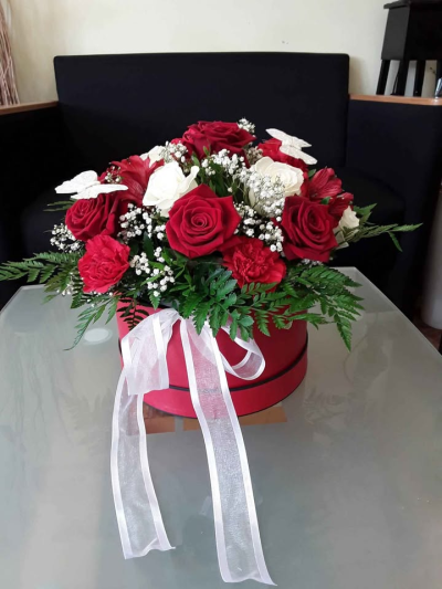 Classic Romance Hatbox - A timeless and luxurious arrangement presented in an elegant hatbox, designed to capture the essence of romance and sophistication. Featuring rich tones softened with delicate accents and lush greenery, this piece creates a beautifully balanced and eye-catching display.

Finished with flowing ribbon detail, this arrangement is perfect for anniversaries, special celebrations, or making a heartfelt statement. A truly elegant gift designed to leave a lasting impression.